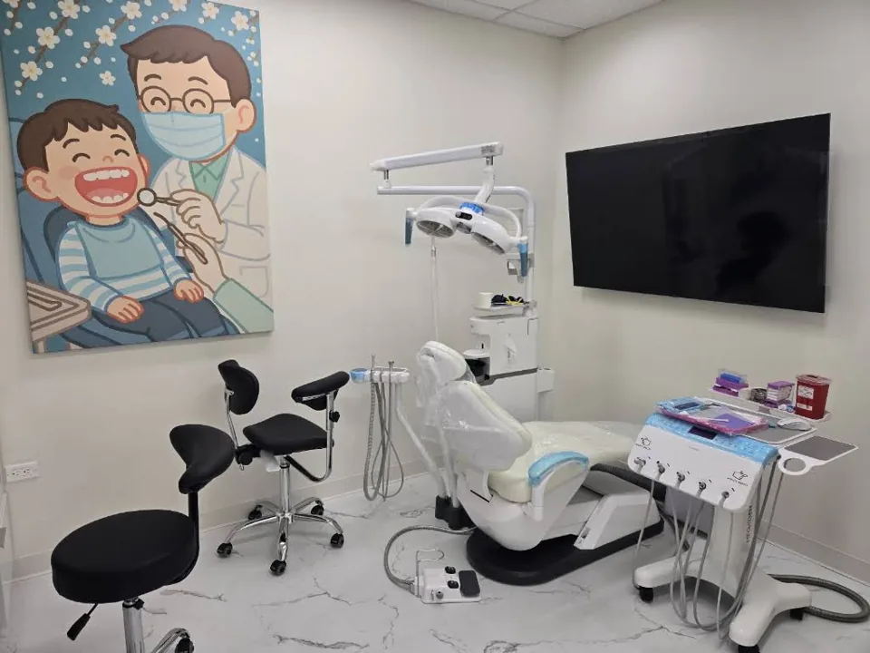 Sungshim Dental pediatric treatment room with children's artwork and a wall monitor